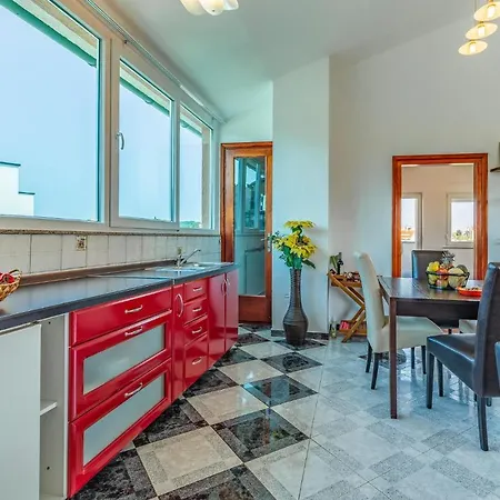 Pet Friendly In With Kitchen