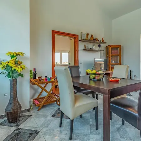 Pet Friendly In With Kitchen