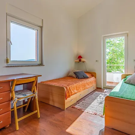 Pet Friendly In With Kitchen