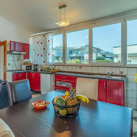 Pet Friendly In With Kitchen *