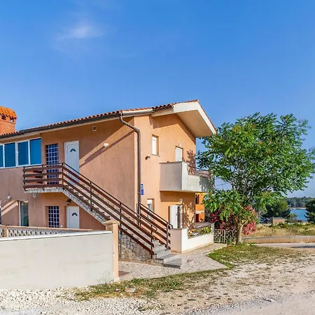 Pet Friendly In With Kitchen *